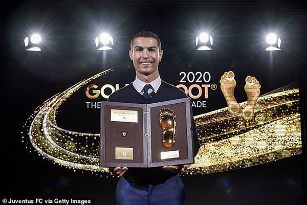 Ronaldo trở thành cầu thủ xuất sắc nhất thế kỷ tại Globe Soccer ở Dubai